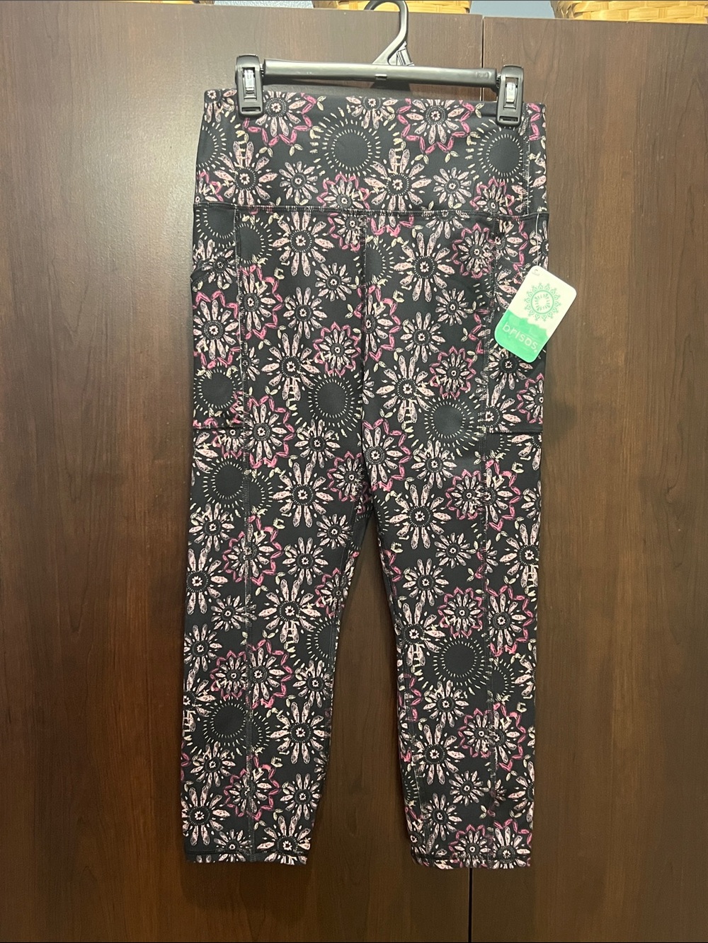 Brisas Women’s Black and Pink Floral Active Capri  Leggings NWT size medium